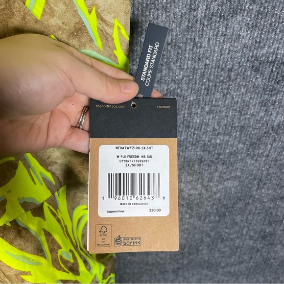 The North Face NWT Women’s 1X Short Neon Freedom Bib Ski Pants Dryvent Overalls - Picture 16 of 16